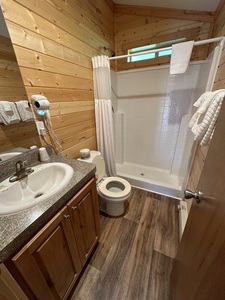 Deluxe Cabin with Jetted Tub Photo 6